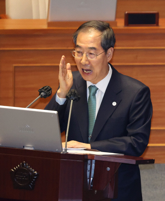 한덕수 국무총리가 4일 국회에서 열린 경제에 관한 대정부질문에서 신정훈 더불어민주당 의원의 양곡관리법에 대한 질문에 대해 논쟁을 벌이고 있다.<연합뉴스>